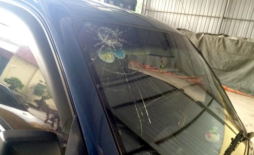 Nã đạn vào xe Lexus trên phố như phim hành động