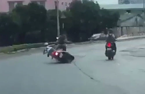 Xịt hơi cay, cướp xe máy đắt tiền và hơn 200 triệu đồng