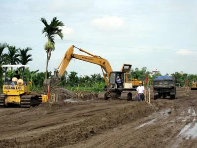 Bắt 3 cán bộ huyện chi tiền bồi thường trái quy định