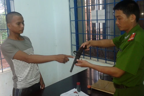 Dùng súng tự chế, bắn thẳng mặt bà chủ cửa hàng tạp hóa