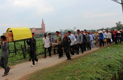 Hàng trăm người dân đưa tang cá voi chết