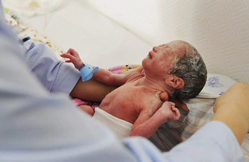 Cụ bà 63 tuổi sinh đôi "hai công chúa"