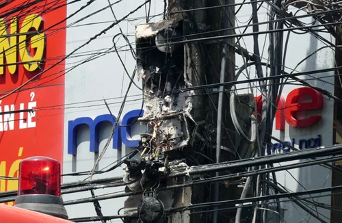 "Tơ trời" bốc cháy ngùn ngụt, dân hoảng loạn