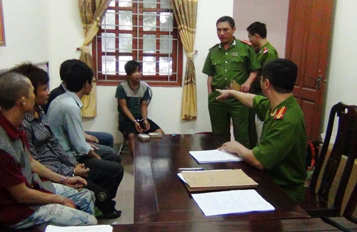 Nghệ An: Bắt 12 đối tượng bị truy nã, lẩn trốn tứ tán