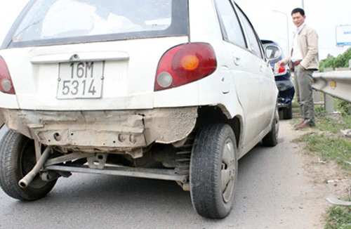 Phanh gấp, 7 xe ô tô tông vào đuôi nhau trên đường Thăng Long - Nội Bài