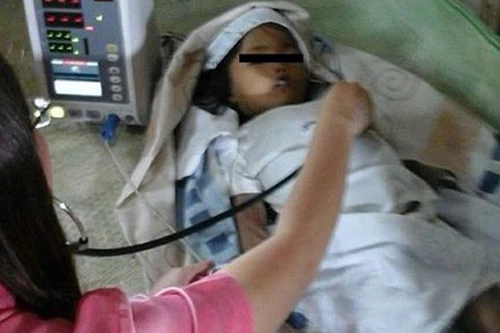 Bé gái đã "chết" đột ngột sống lại trong lễ tang