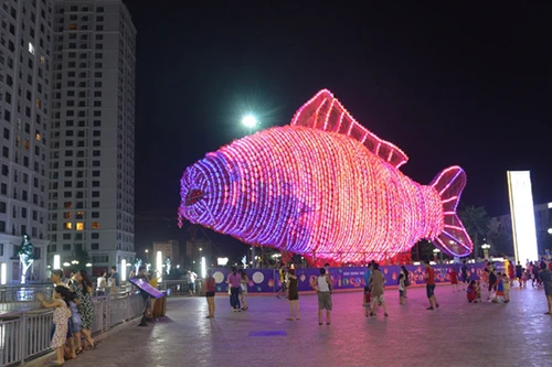 Vincom xác lập kỷ lục đèn lồng cá chép lớn nhất Việt Nam