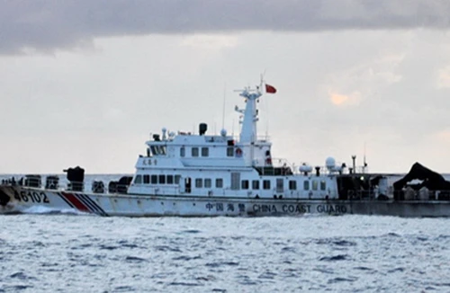 Tàu và giàn khoan Hải Dương 981 di chuyển