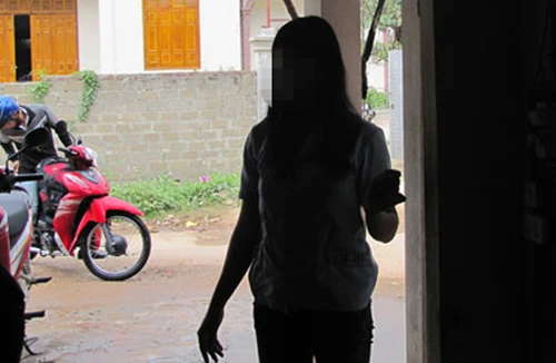 Quen nhau tại đám cưới, rủ nhau ra vườn cà phê chụp ảnh rồi hiếp dâm