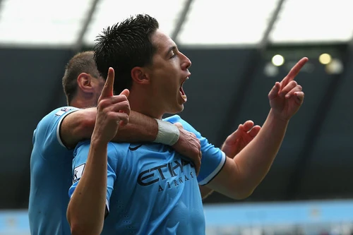 Samir Nasri lập siêu phẩm, tô điểm cho ngày đăng quang của ManCity