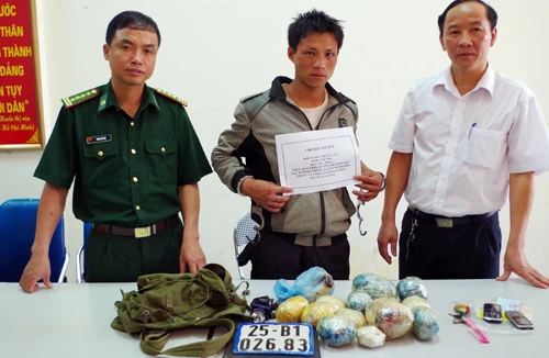 Đang giao dịch ma túy bên bụi cây thì bị bắt giữ