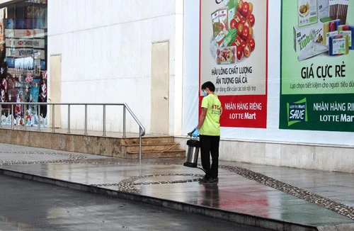 Một phụ nữ rơi từ lầu 20 của chung cư xuống đất, tử vong