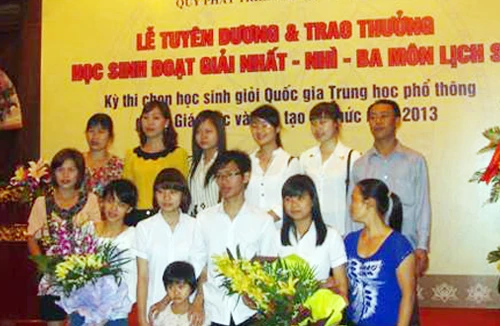 Vinh danh học sinh giỏi quốc gia môn lịch sử năm 2013