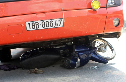 Xe máy lọt thỏm dưới gầm xe khách, 2 người thoát chết