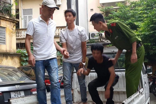 Bắt quả tang hai đối tượng "vặt" trộm gương xe ô tô chuyên nghiệp