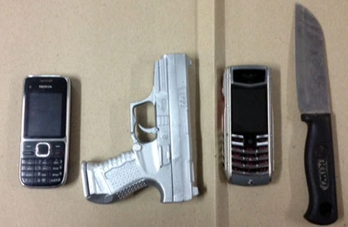 Sinh viên mang dao và súng nhựa đi cướp taxi