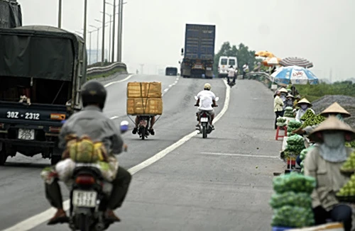 Bán hàng trên cầu Thanh Trì – hiểm họa từ sự vô ý thức