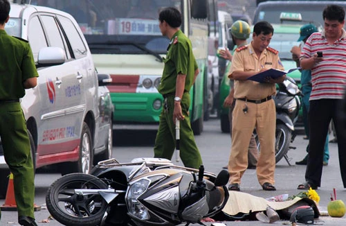 Xe máy va chạm với xe buýt, xe khách trờ tới cán chết người