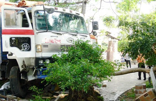 Xe tải mất lái đâm vào resort