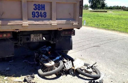 Đi ăn giỗ về, xe tải cán xe máy 2 người tử vong