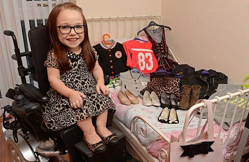 Bé gái người Anh 15 tuổi chỉ cao 80 cm