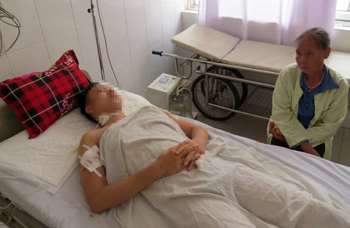 Phát hiện một thanh niên gục trên vũng máu tại bờ đê sông Lạch Tray