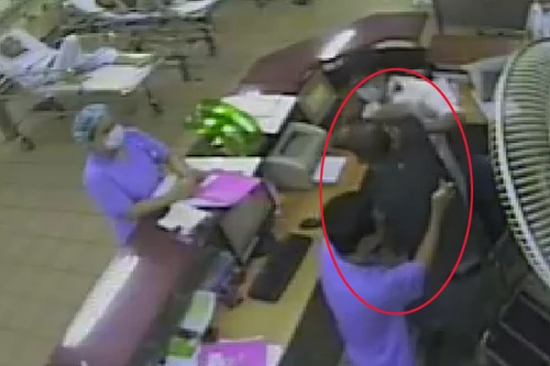 Đưa vợ đi cấp cứu, chồng côn đồ đánh nữ điều dưỡng mang bầu 7 tháng ngất xỉu