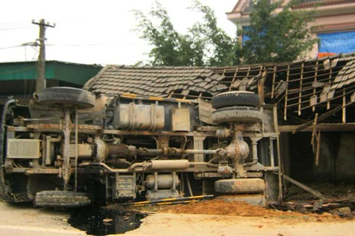 Vội tránh xe 4 chỗ, xe tải húc đổ nhà dân