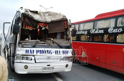 Xe khách tông vào đuôi xe bồn, hành khách hoảng loạn