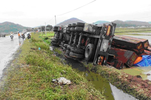 Tài xế ngủ gật, xe tải mất lái lật nhào xuống ruộng