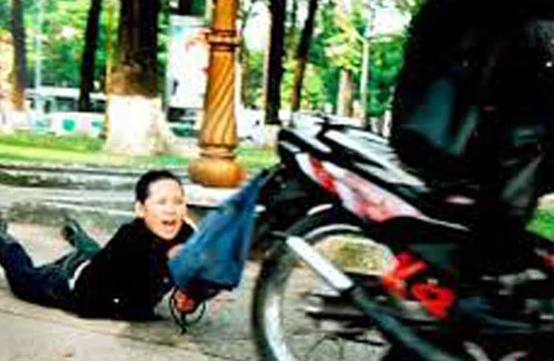 Nhốt bạn gái trong cây ATM để cướp xe máy