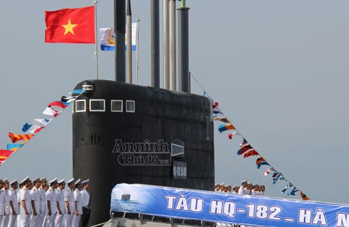 Lễ tiếp nhận và thượng cờ tàu ngầm Hà Nội