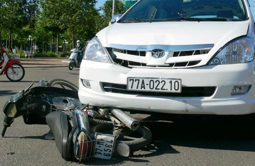Xe ô tô Innova tông xe máy, 1 người bị thương