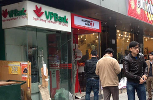 Hà Nội: Một cây ATM bị phá tung