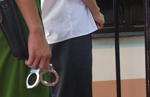 Khởi tố, bắt giam gã trai lừa ép thiếu nữ trẻ "quan hệ" để "trả nợ" cho bố