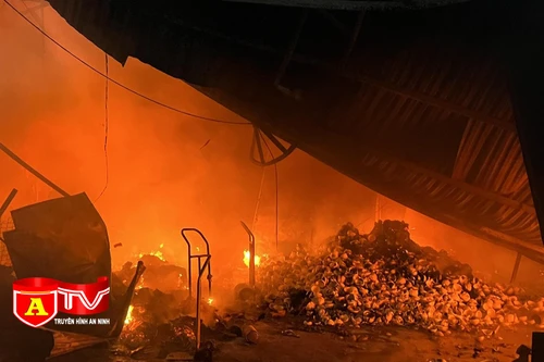 Hơn 50 chiến sĩ căng mình dập lửa tại 3 nhà xưởng ở Hoàng Mai