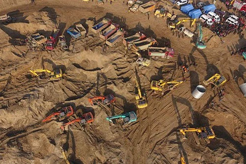 Huy động 80 máy xúc cứu cậu bé Trung Quốc 6 tuổi rơi xuống giếng