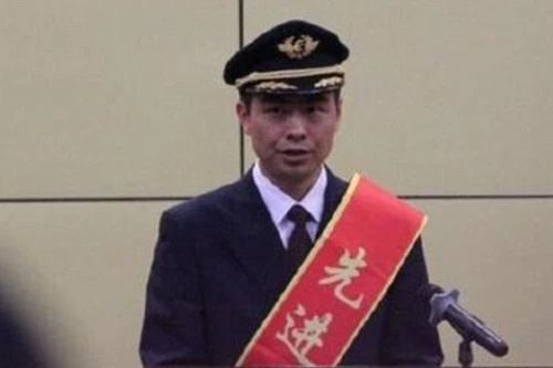 Trung Quốc thưởng lớn cho phi công cứu máy bay khỏi va chạm