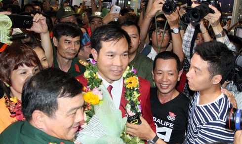 Sân bay Nội Bài náo nhiệt người đón Nhà vô địch Hoàng Xuân Vinh