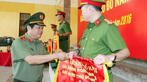 Trao thưởng các xạ thủ xuất sắc nhất giải Bắn súng quân dụng Báo ANTĐ 2016