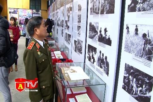 Khai mạc trưng bày "Lửa thanh xuân"