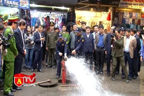 Đoàn giám sát của Quốc hội kiểm tra công tác PCCC tại chợ Đồng Xuân