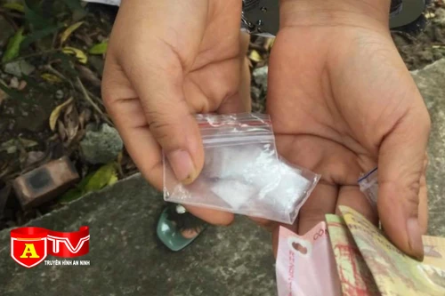 Mua ma túy mang vào quán hát để tổ chức "bay lắc"