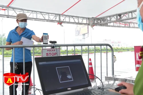 Hà Nội triển khai quét mã QR bằng camera tại các trạm chốt kiểm soát dịch