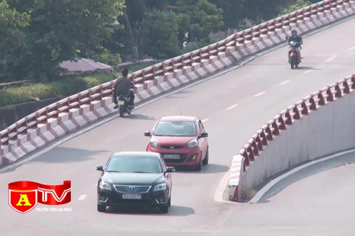 Đi ngược chiều tại đoạn lên xuống cầu Chương Dương để tránh chốt kiểm dịch