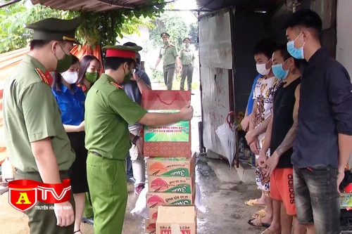 Tuổi trẻ Công an Thủ đô hỗ trợ lao động ngoại tỉnh mắc kẹt ở Thủ đô
