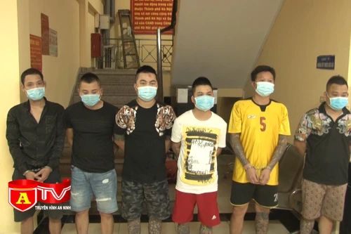 Triệt phá ổ nhóm cho vay nặng lãi, thu giữ dao súng