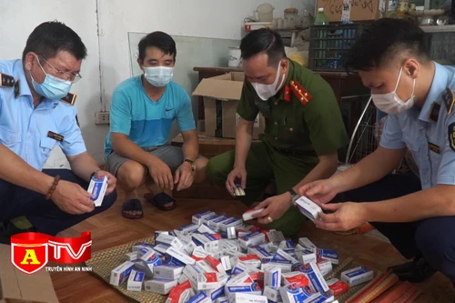 Phát hiện hàng trăm hộp thuốc điều trị Covid-19 không rõ chất lượng