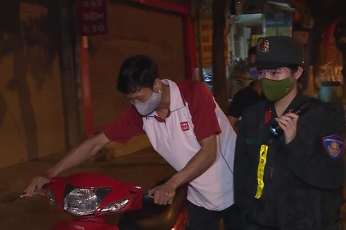 Theo chân nữ đặc nhiệm đầu tiên tình nguyện tham gia chốt 141 của Thủ Đô