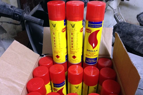Thu giữ gần 1.000 bình gas bơm bật lửa do Trung Quốc sản xuất